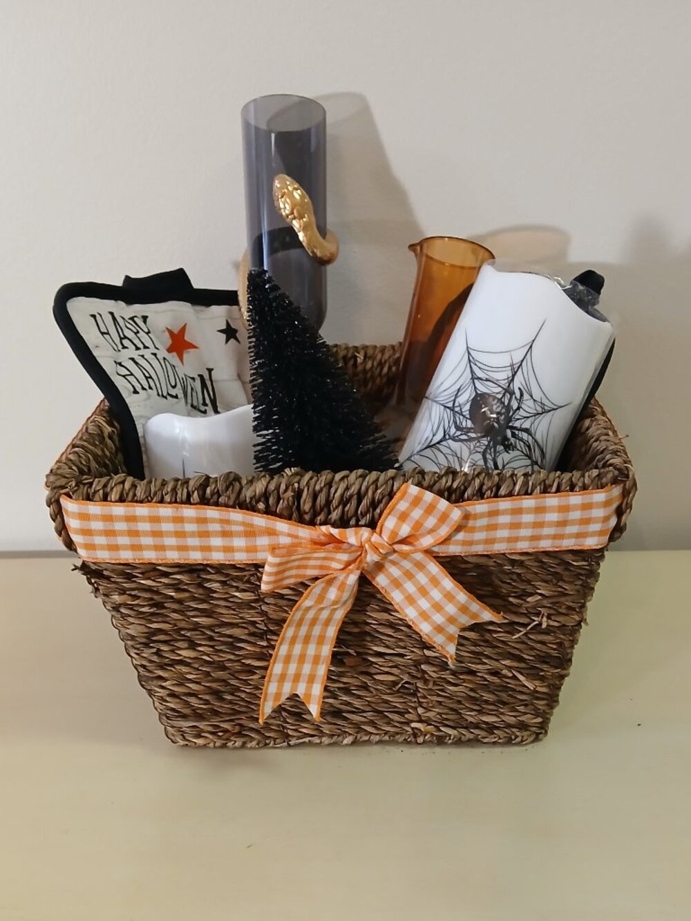 Halloween theme basket - 7 items